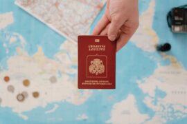Si vous voyagez à l'étranger : itinérance ou carte SIM prépayée du pays que vous visitez ?