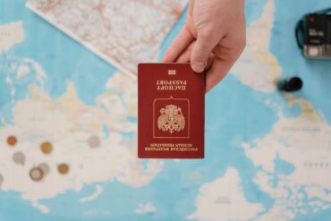 Si vous voyagez à l'étranger : itinérance ou carte SIM prépayée du pays que vous visitez ?